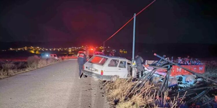 Minik avtomobili parklanmış vəziyyətdə olan traktora çırpıldı: 2 yaralı