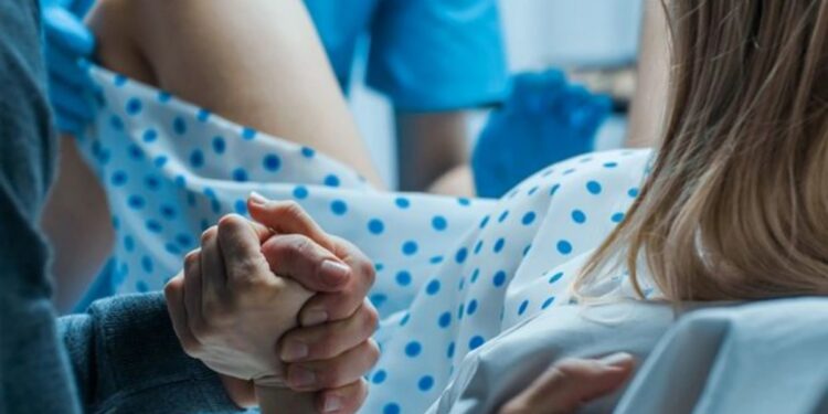 Azərbaycanda 16 yaşlı qız ana oldu