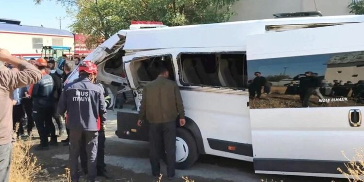 Mikroavtobus qatarla toqquşdu: 17 yaralı