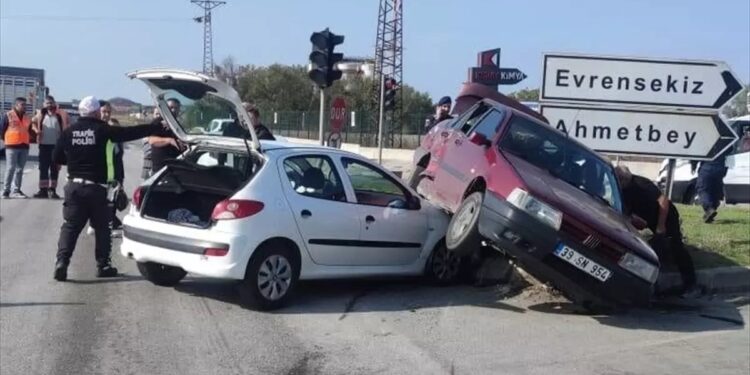 İki avtomobil toqquşdu: 2 yaralı