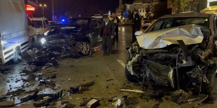 Minik avtomobili parklanmış vəziyyətdə olan avtomobillərə çırpılaraq qaçdı