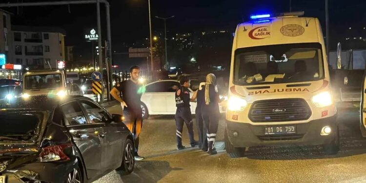 Qırmızı işıqda dayanan avtomobilə yük maşını çırpıldı: 2 yaralı