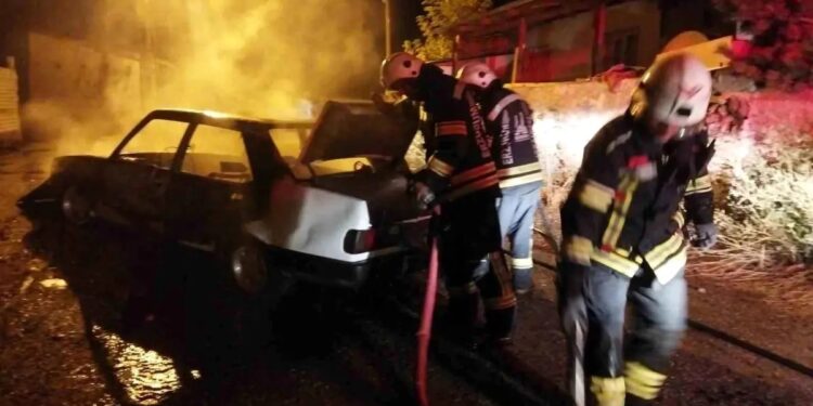 Parklanmış vəziyyətdə olan avtomobil yandı