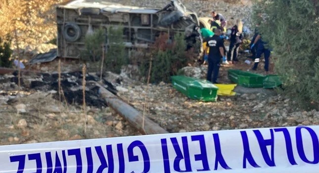 Mikroavtobus yol kənarına aşdı: 6 ölü,12 yaralı