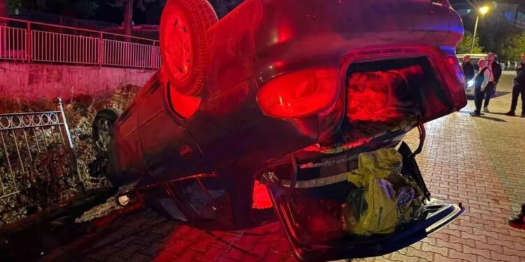 Avtomobil çaya aşdı