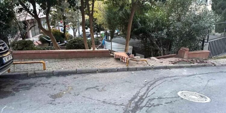 Avtomobil parkın divarına çırpıldı