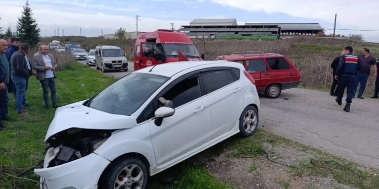 Avtomobil dirəyə çırpıldı: 1 yaralı