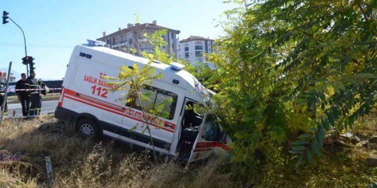 Qəzada yaralanananları daşıyan təcili yardım maşını qəza törətdi: 7 yaralı