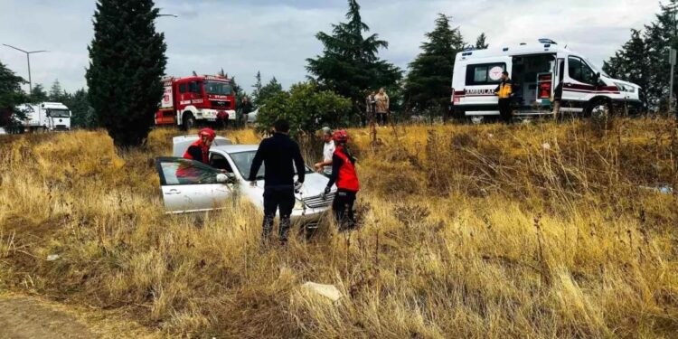 Avtomobil yol kənarına aşdı