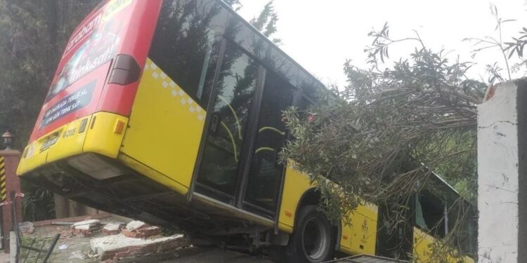 Avtobus divara çırpıldı