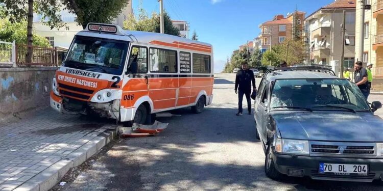 Minik avtomobili və mikroavtobus toqquşdu: 3 yaralı