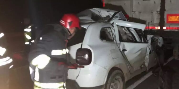 Minik avtomobili TIR-a çırpıldı: 1 ölü