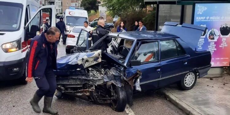 İki avtomobil toqquşdu: 4 yaralı