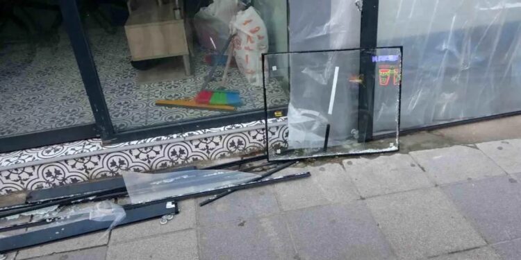 Avtomobil mağazaya çırpıldı