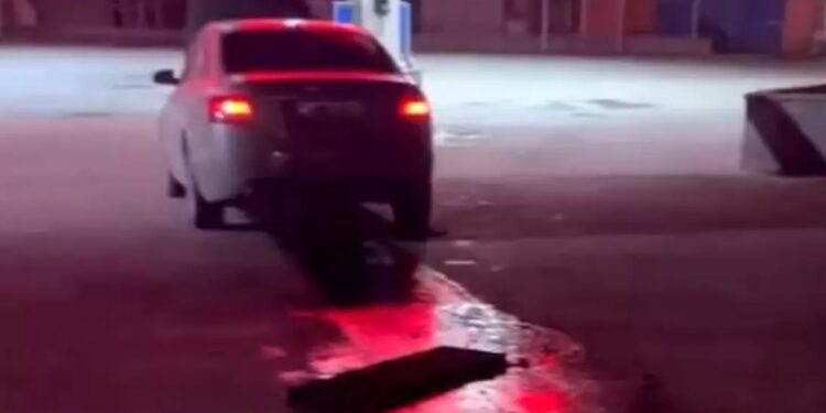 Avtomobil kanalizasiya qapağına ilişdi