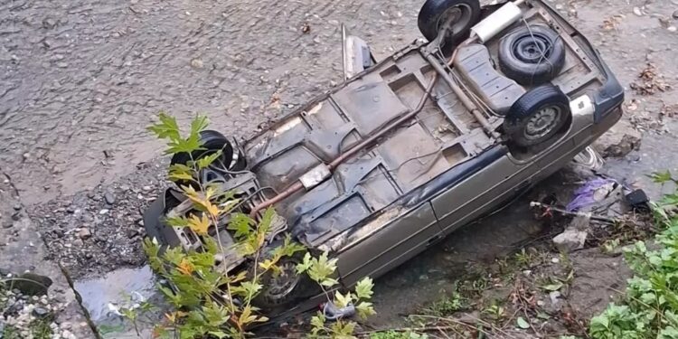 Avtomobil körpüdən çaya aşdı: 2 yaralı