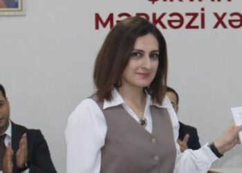 “Uşaqların yanında 11 bıçaq vurub, başını divara çırpıb” – Lamiyənin dayısı danışdı