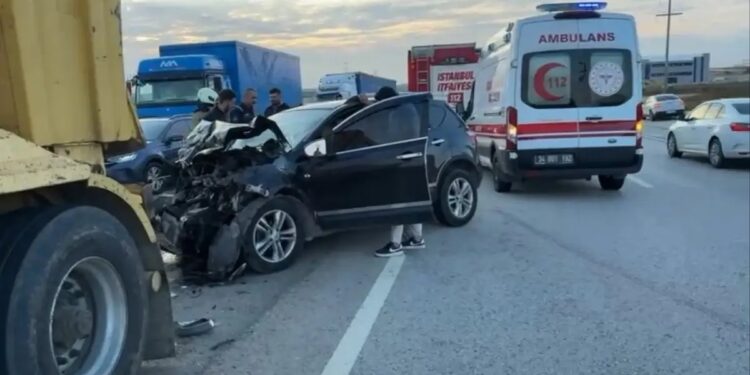 Avtomobil yük maşına çırpıldı: 2 yaralı