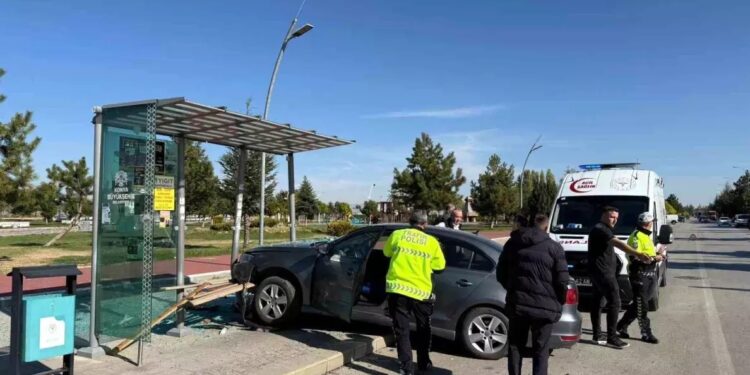 İki avtomobil toqquşdu: Dayanacaqda dayanan şəxs yaralandı