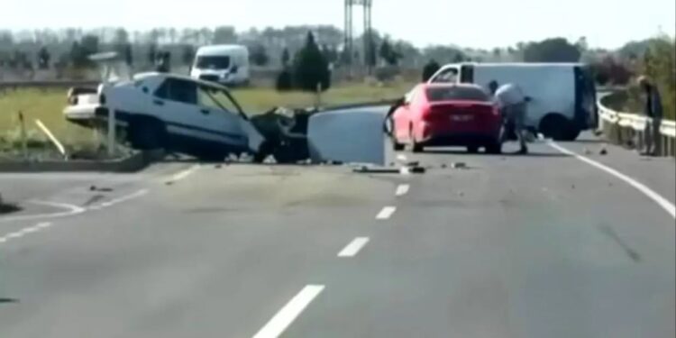 Minik avtomobili və iritutumlu avtomobil toqquşdu: 4 yaralı