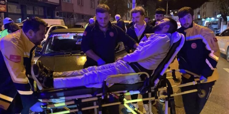 Halı pisləşən sürücü avtomobili səkiyə çırpdı