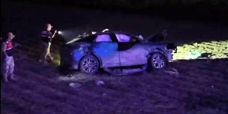 Təkəri partlayan avtomobil tarlaya aşdı: 1 ölü, 2 yaralı