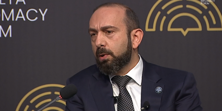 Mirzoyan Azərbaycanla dəmiryolu əlaqələrinin bərpasının mümkünlüyündən danışdı