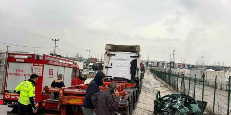 TIR elektrik dirəyinə çırpıldı: Sürücü yaralandı