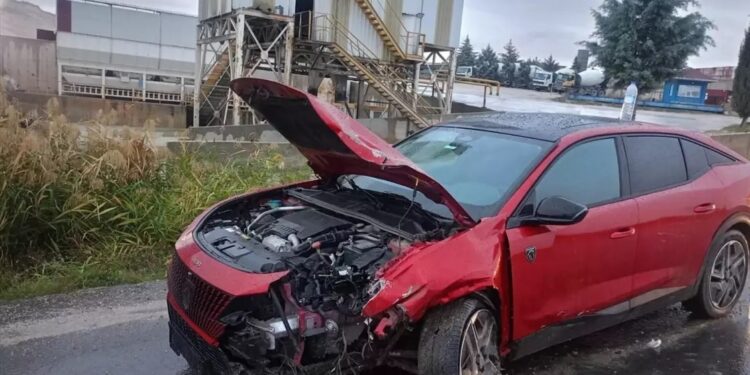 Avtomobil səkiyə çırpıldı: Sürücü yaralandı