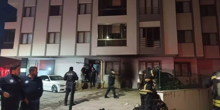 Binanın parkinqində yanğın: 2 avtomobil yandı