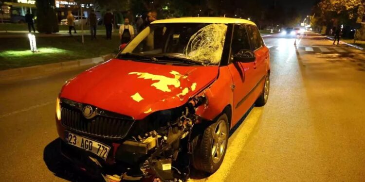 Avtomobil iki piyadanı vurdu