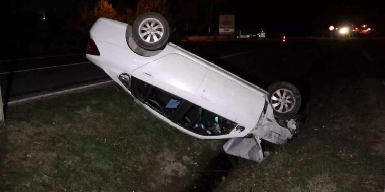 İti vurmaq istəməyən avtomobil aşdı: 2 yaralı