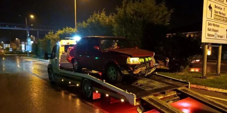 Avtomobil körpünün dirəyinə çırpıldı