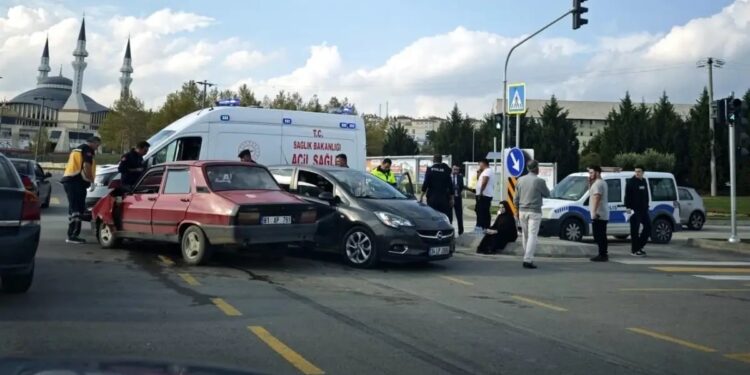 İki avtomobil toqquşdu: 2 yaralı