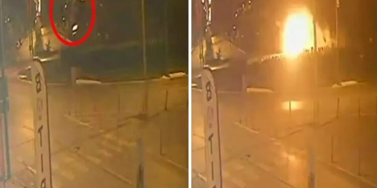 Avtomobil tank abidəsinə çırpılaraq yandı