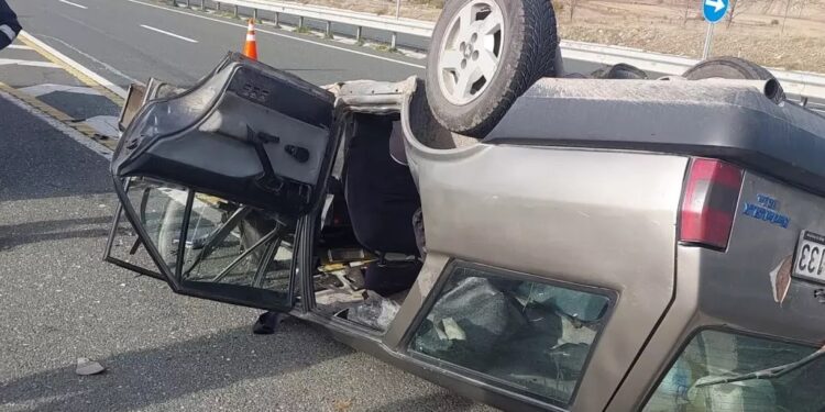 Traktorla toqquşan minik avtomobili aşdı: 5 yaralı