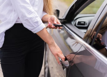 Bakıda sürücülük təlimində biabırçılıq – müəllim kapotun üzərində DƏRS KEÇDİ – VİDEO