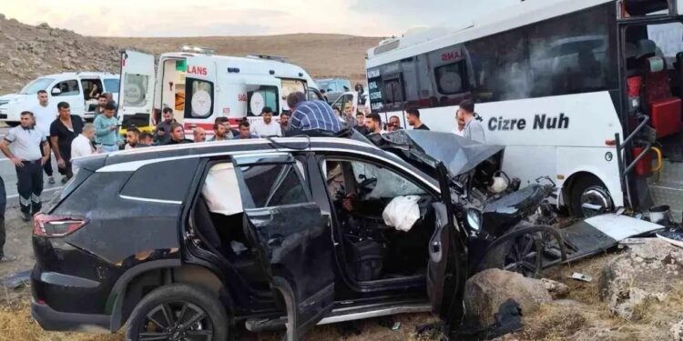 Minik avtomobili və sərnişin avtobusu toqquşdu: 4 yaralı