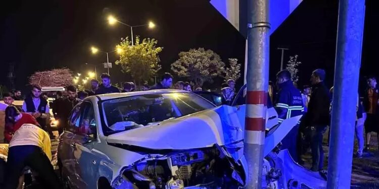 Avtomobil işıq dirəyinə çırpıldı: 3 yaralı