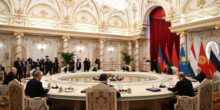 Prezident Düşənbədə məhdud tərkibdə iclasda çıxış edib - FOTOLAR