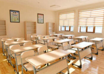 Müəllim fərqli siniflərə eyni otaqda dərs keçir – Təhsil İdarəsindən REAKSİYA