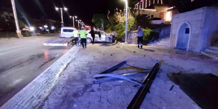 Avtomobil dayanacağa çırpıldı: Sürücü yaralandı