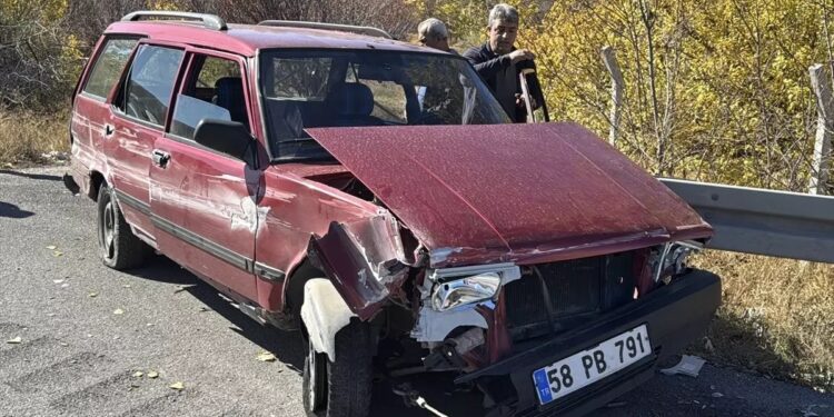 Avtomobil baryerə çırpıldı: 2 yaralı