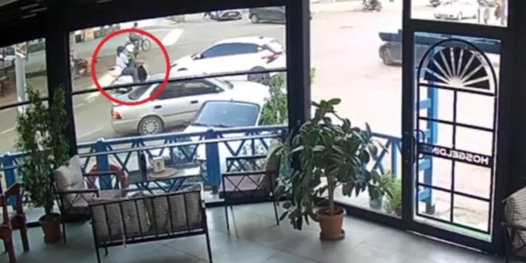 Minik avtomobili və motosiklet toqquşdu: Yaralılar var