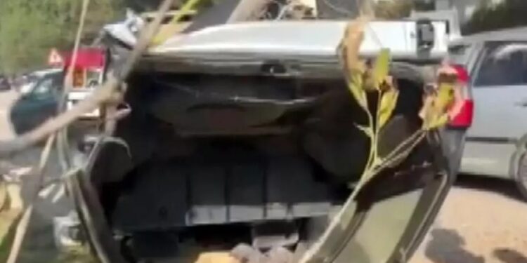 Avtomobil aşdı: Sürücü yaralandı