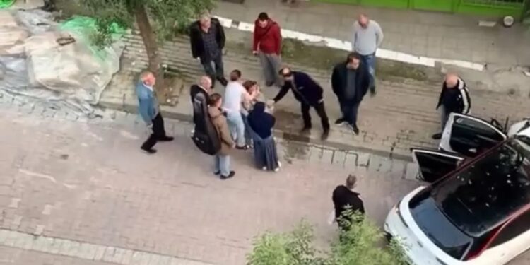 Avtomobil ağaca çırpıldı: Sürücü yaralandı