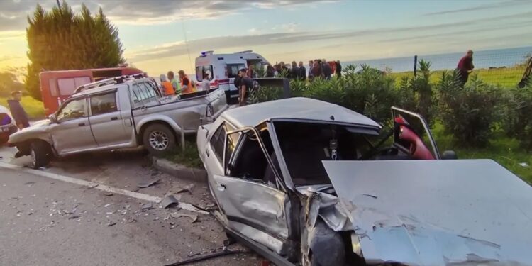 Minik avtomobili və yük maşını toqquşdu: 6 yaralı