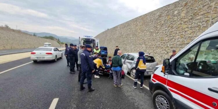 İstanbuldan Samsuna gedən avtomobil Kastomonda qəzaya uğradı: 3 yaralı