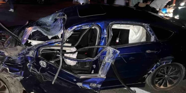 Minik avtomobili və TIR toqquşdu: 5 yaralı