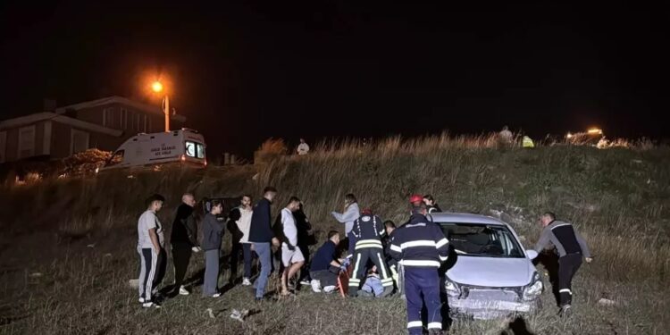 Avtomobil yol kənarına aşdı: 2 yaralı